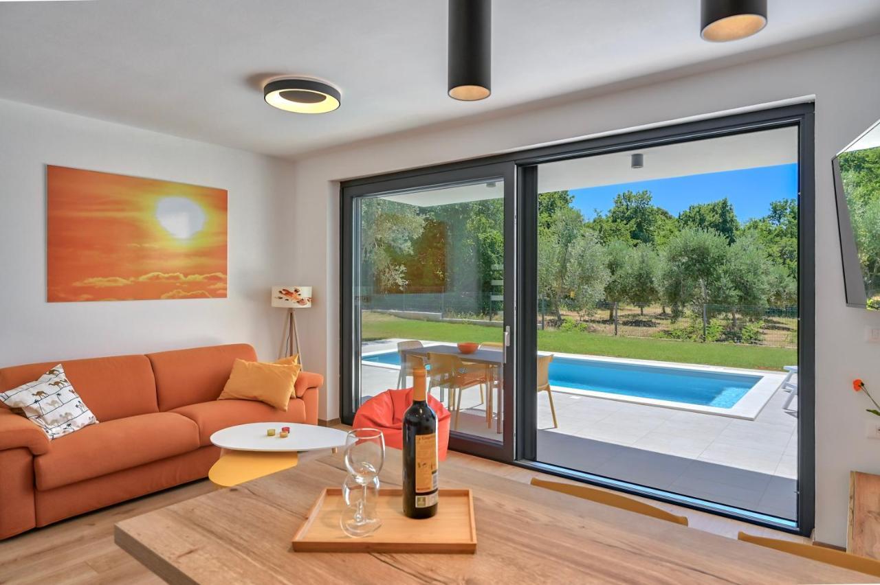 Villa Solis-Modern Villa For A Romantic Retreat, Heated Pool Ližnjan Exterior foto